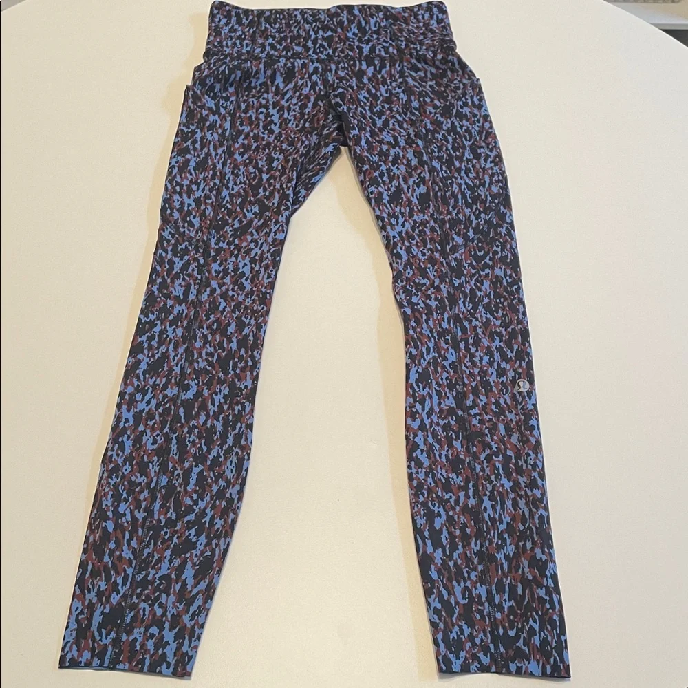 Lululemon Size 2 Side Pockets Blue and Brown Patterned‎ Leggings 24”